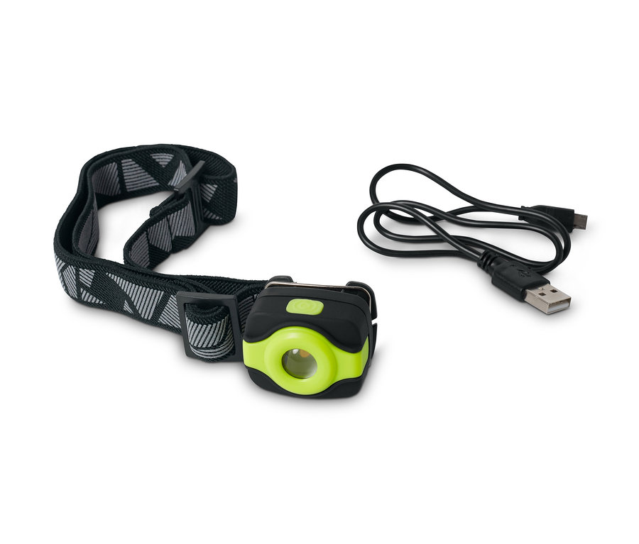Egy fekete pántos, akkumulátoros mini fejlámpa és egy töltőkábel fekszik egy fehér háttéren.