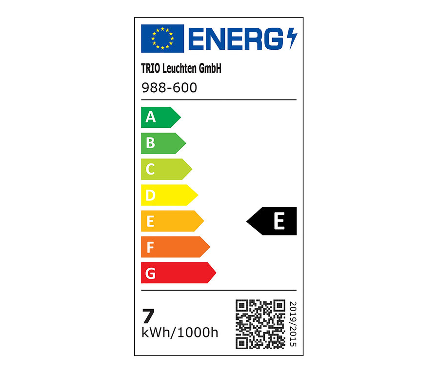 Energiacímke LED-es állólámpához, 3 lábú, fa/fém, energiahatékonysági osztályokkal A-tól G-ig, ahol az E fekete nyíllal van jelölve.