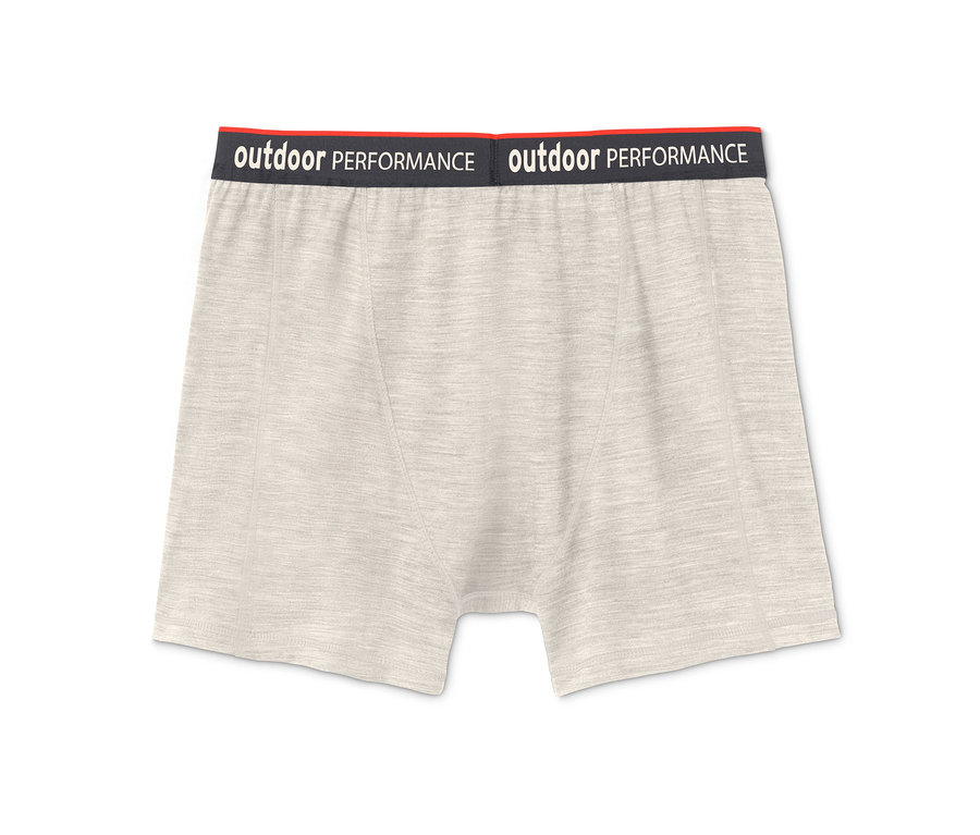 Egy pár világos bézs színű boxer alsó fekete derékpánttal, rajta "outdoor performance" felirattal.
