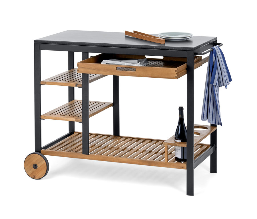 „Elin” fiókos grillkocsi beton munkafelülettel, fa polcokkal, kerekekkel és borosüveggel.