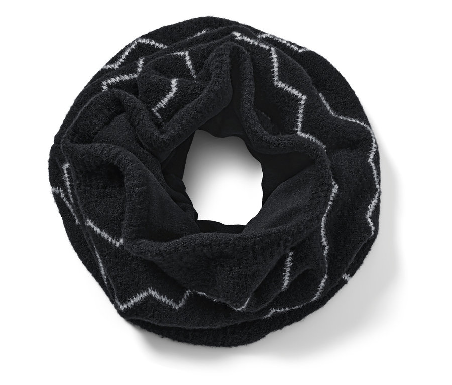 Egy fekete, mintás, polár bélésű kötött csősál közelről.