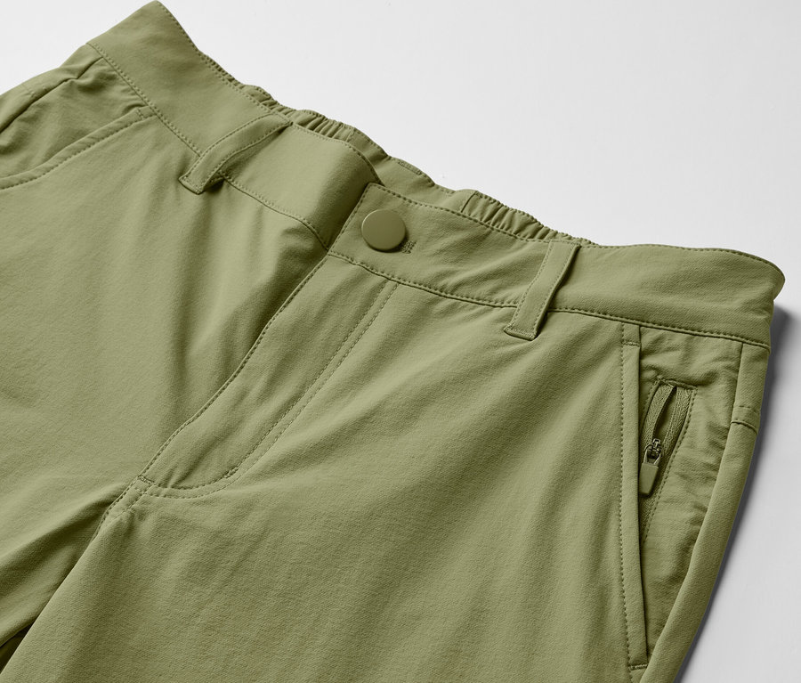 Khaki softshell nadrág részlete.