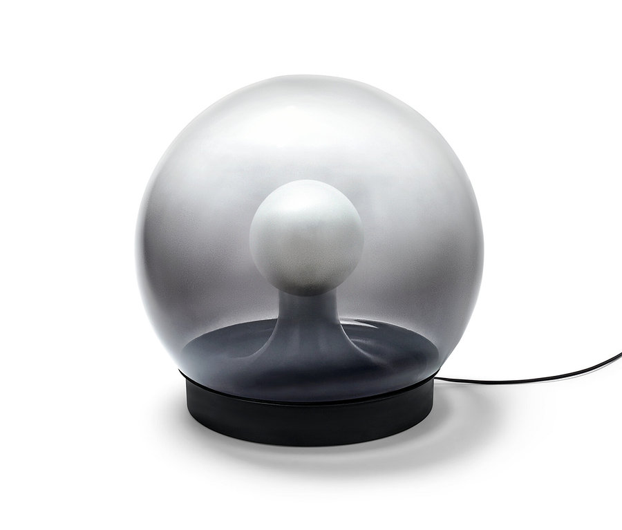 Füstüveg gömblámpa fehér háttéren.