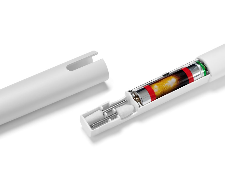 Egy részben szétszerelt fehér manikűr-pedikűr készülék, belsejében elemmel.