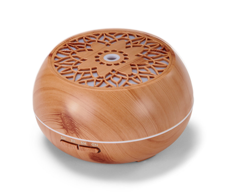 Aroma diffúzor Bluetooth® hangszóróval, fa megjelenéssel és kör alakú mintával a tetején.