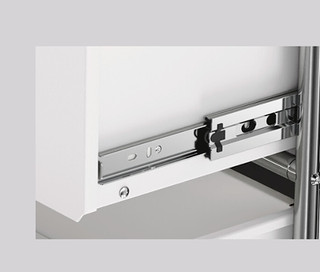 Közelkép egy fém fióksínről.