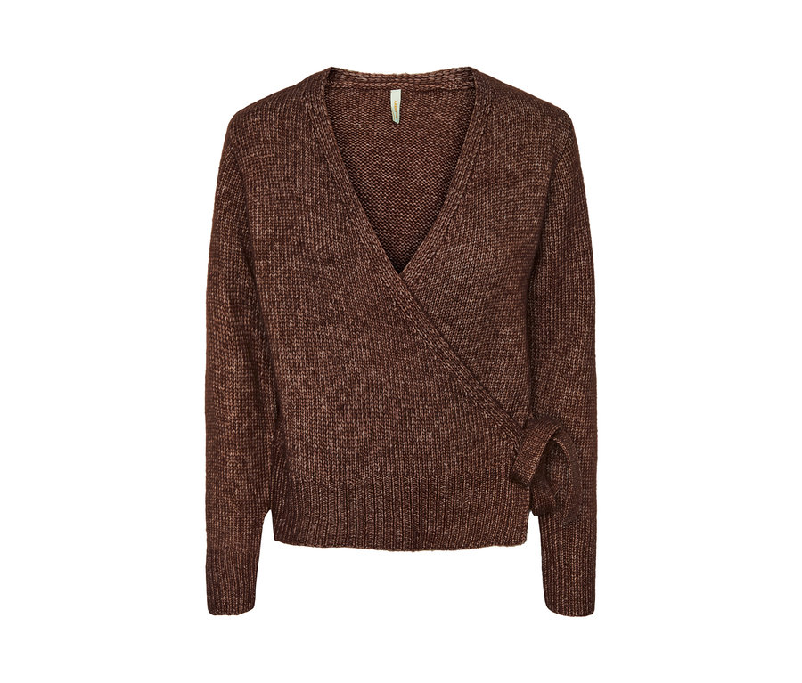 Egy barna, átlapolós kötött kardigán.