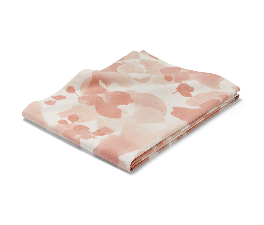 Összehajtott asztalterítő, kb. 140 x 180 cm, absztrakt virágmintával rózsaszín és fehér színekben.
