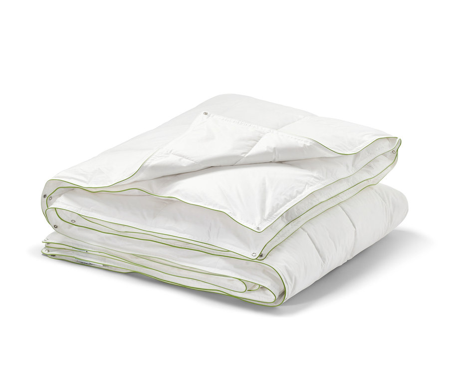 Összehajtott, fehér irisette® greenline 4 évszakos pehelypaplan zöld szegéllyel.