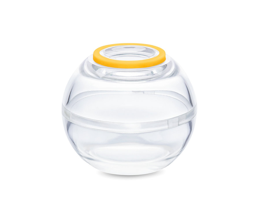 Közeli kép egy kerek, átlátszó, narancssárga fedéllel ellátott frissentartó gömbről.