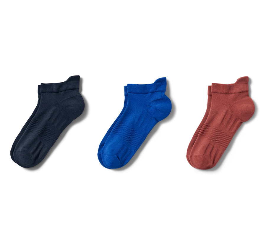 Három pár kék és terrakotta színű unisex futózokni.