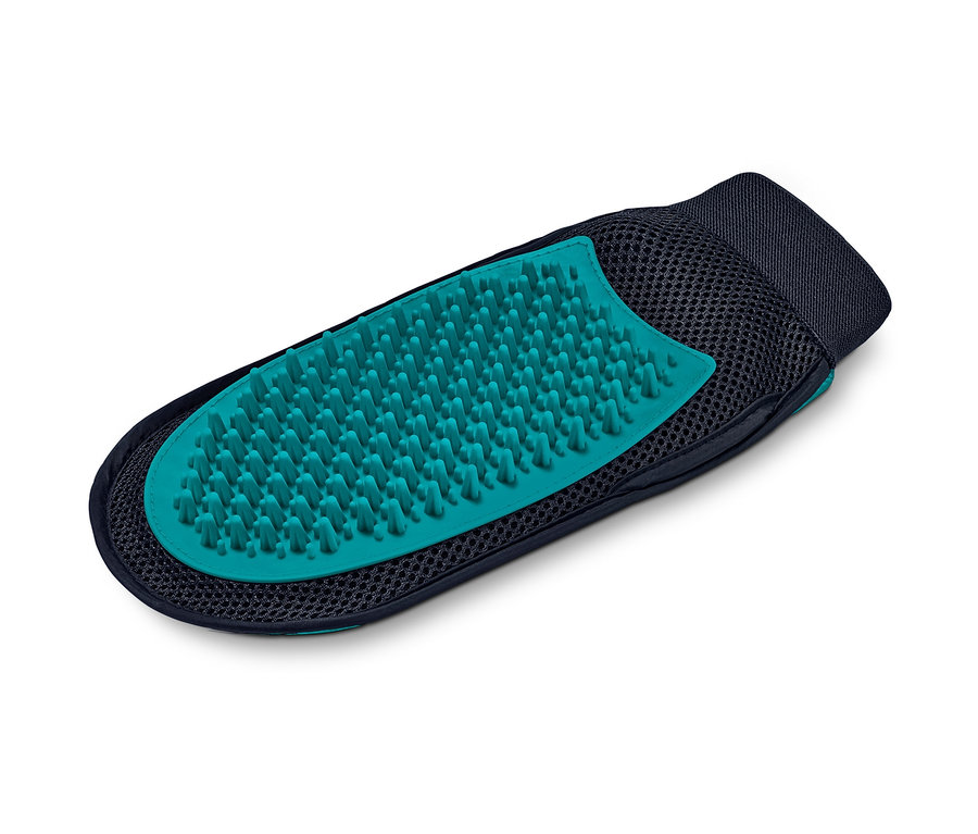 Közelkép egy 2 az 1-ben szőrápoló kesztyűről, kékeszöld gumis oldallal, fehér háttér előtt.