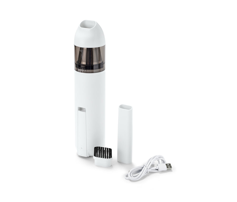 Egy fehér akkumulátoros kézi porszívó réstisztító fejjel, kefével és töltőkábellel.