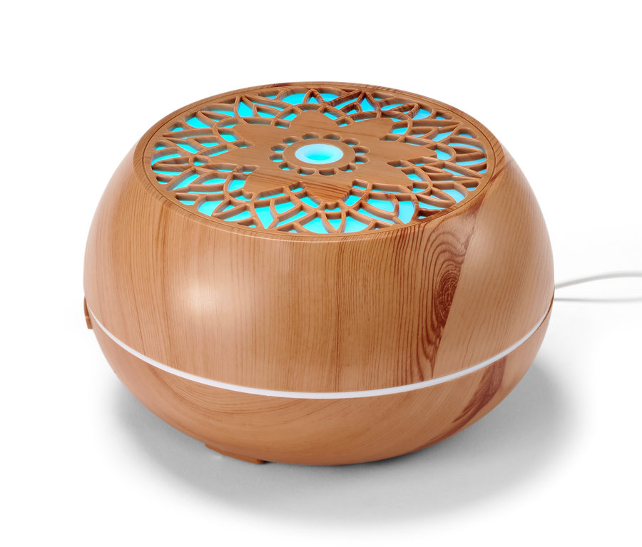 Közeli kép egy aroma diffúzorról Bluetooth® hangszóróval.