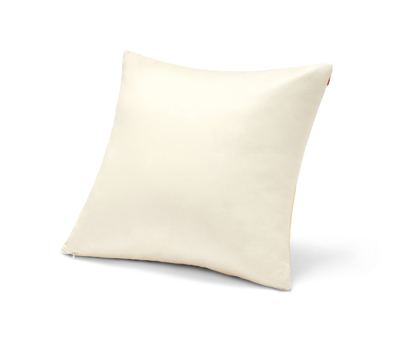 Egy bézs színű díszpárna töltettel fekszik egy fehér háttéren.
