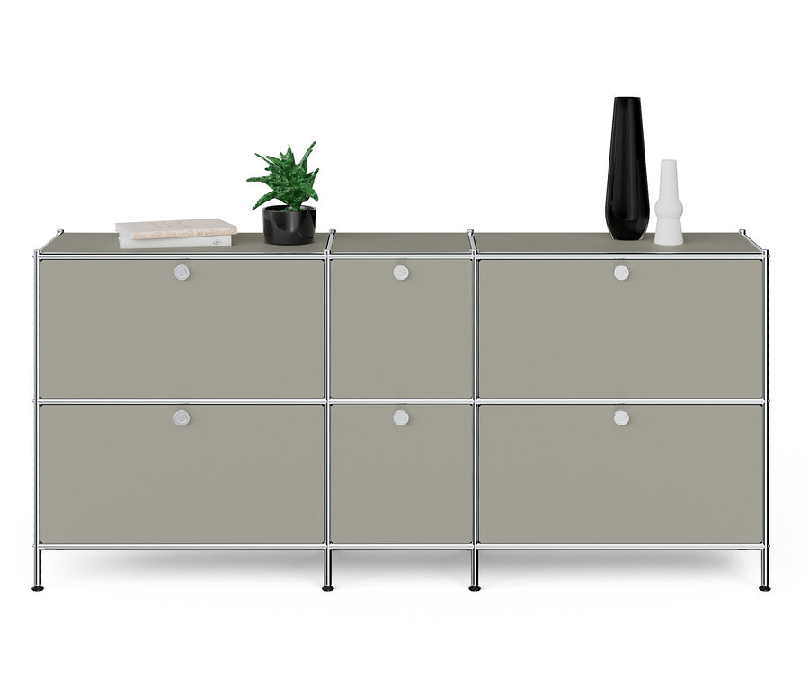 Szürke szekrény hat ajtóval, tetején könyvekkel, növénnyel és vázákkal.