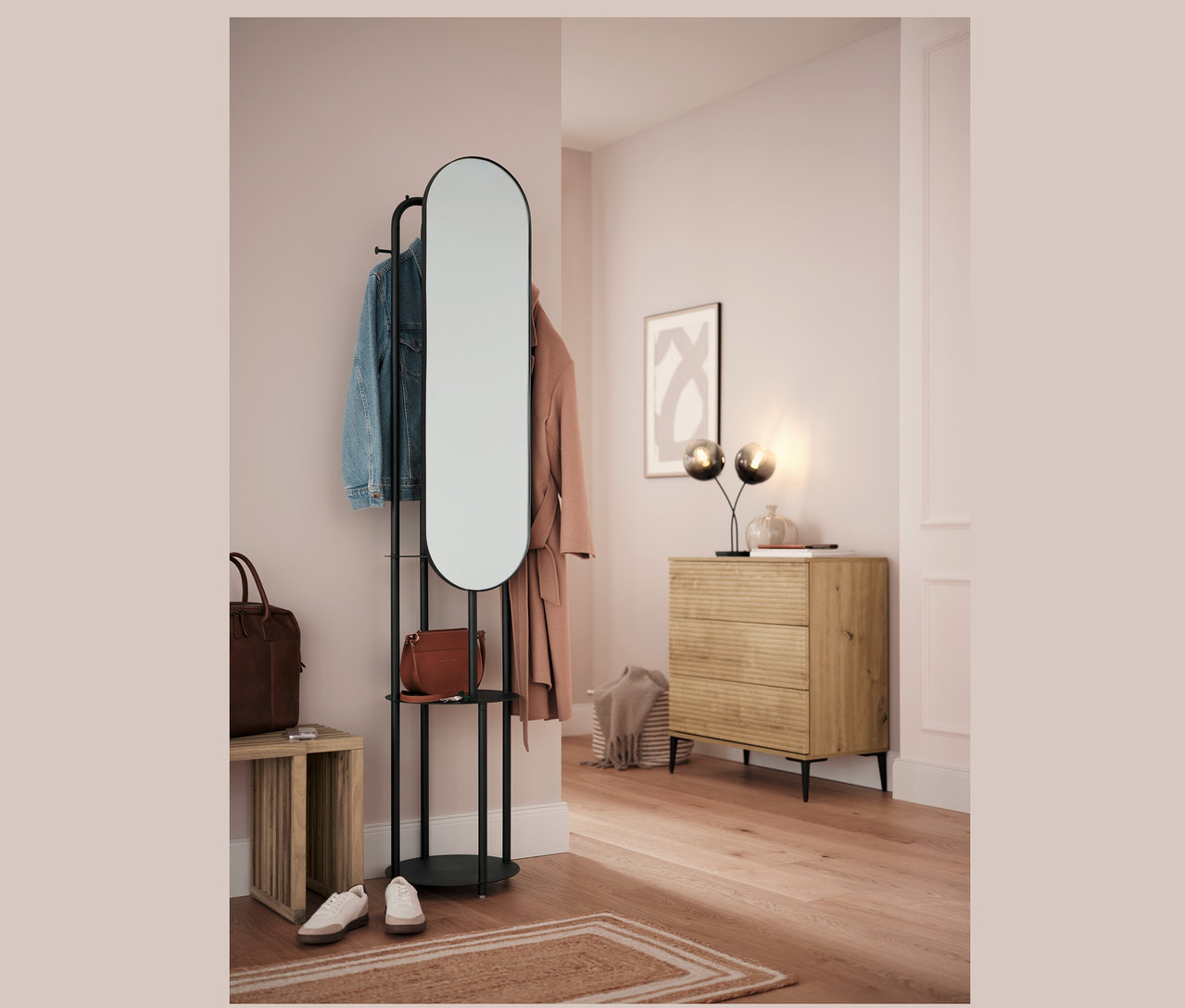 Előszoba kihúzható paddal, tükörrel és komóddal.