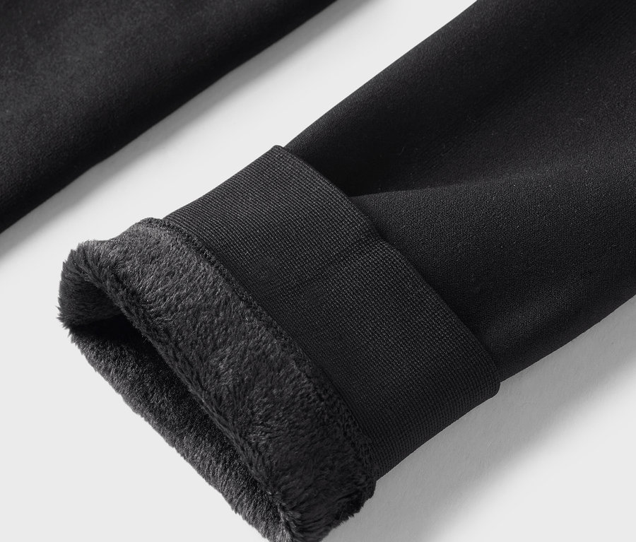 Közelkép egy fekete leggingsről, melynek szegélyénél fleece bélés található.