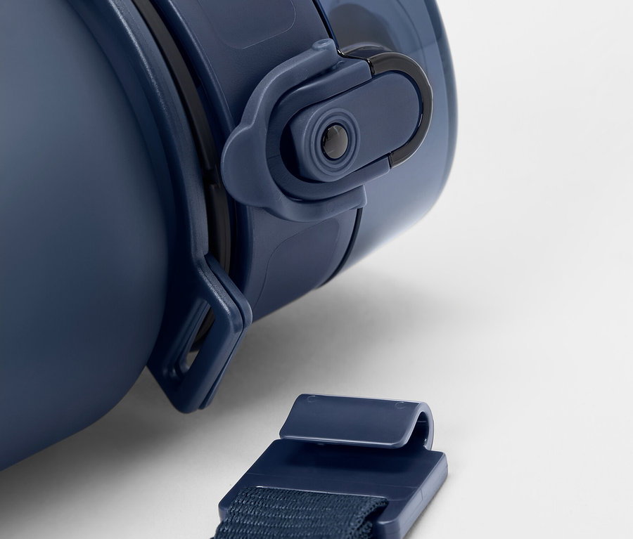 Egy kék kulacs részlete egy pánttal, fehér háttér előtt.