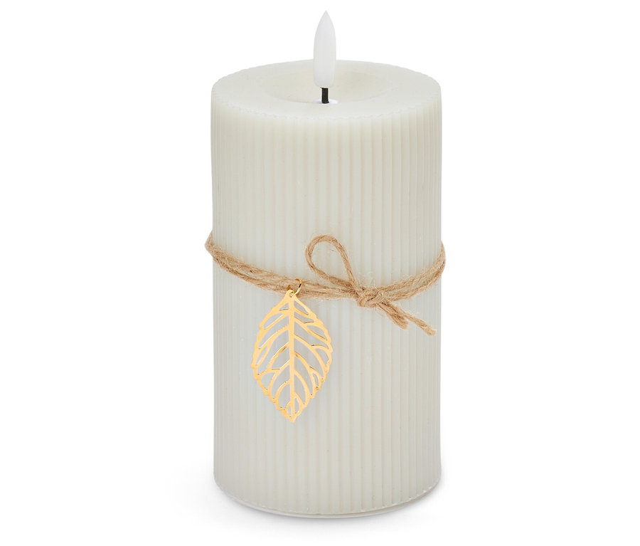 Fehér gyertya madzaggal és arany levéllel fehér háttéren.