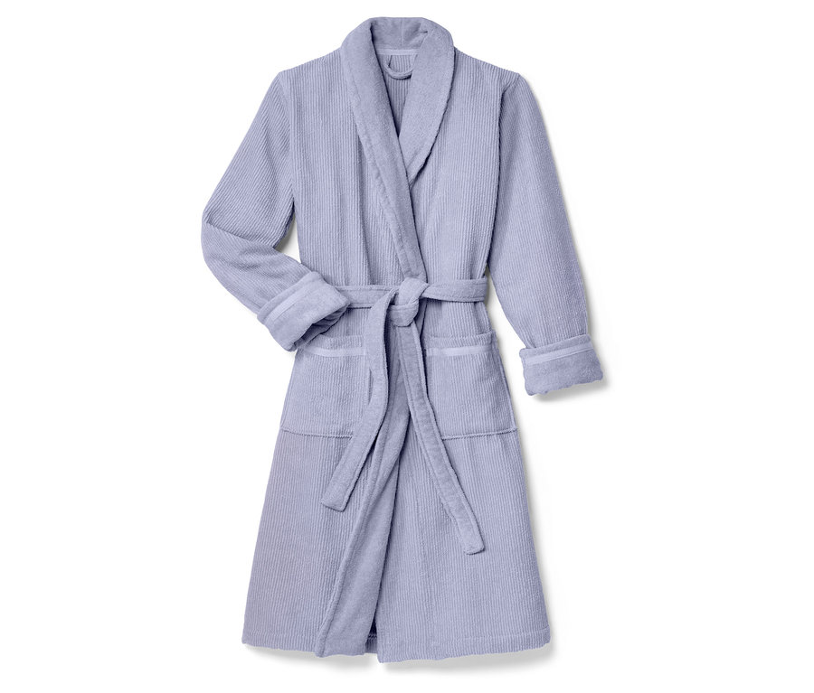 Lila köntös övvel fehér háttérrel.