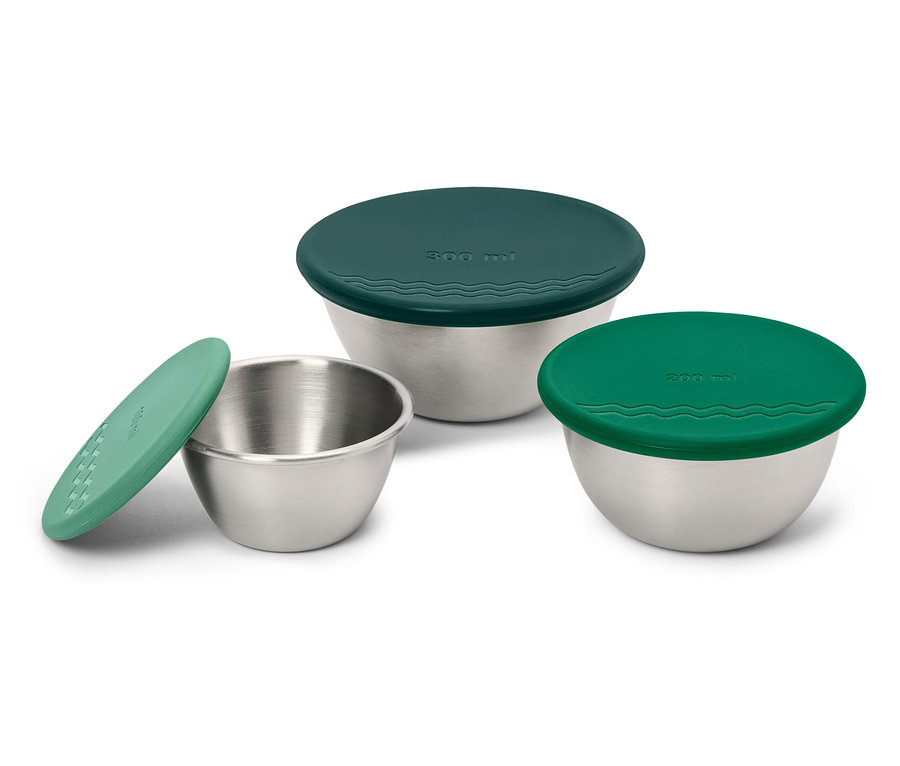 Három rozsdamentes acél tál fedővel: kettő zöld, egy sötétzöld.