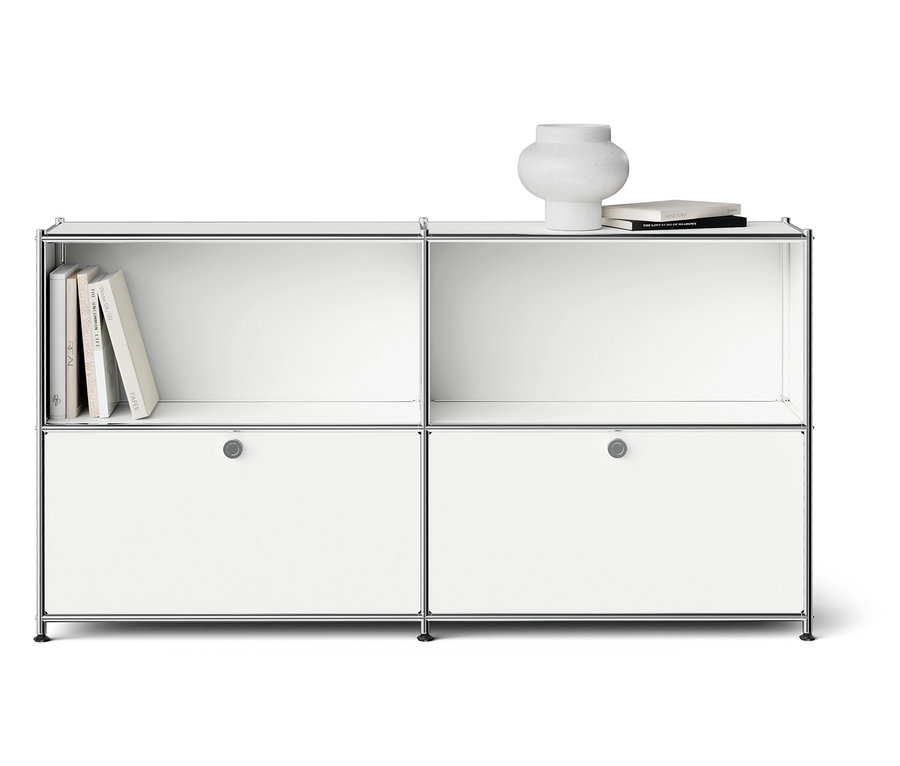 Fehér polc négy rekesszel, könyvekkel és egy vázával.