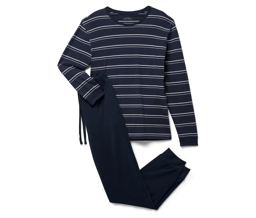 Kék, csíkos, hosszú ujjú pizsama nadrággal.