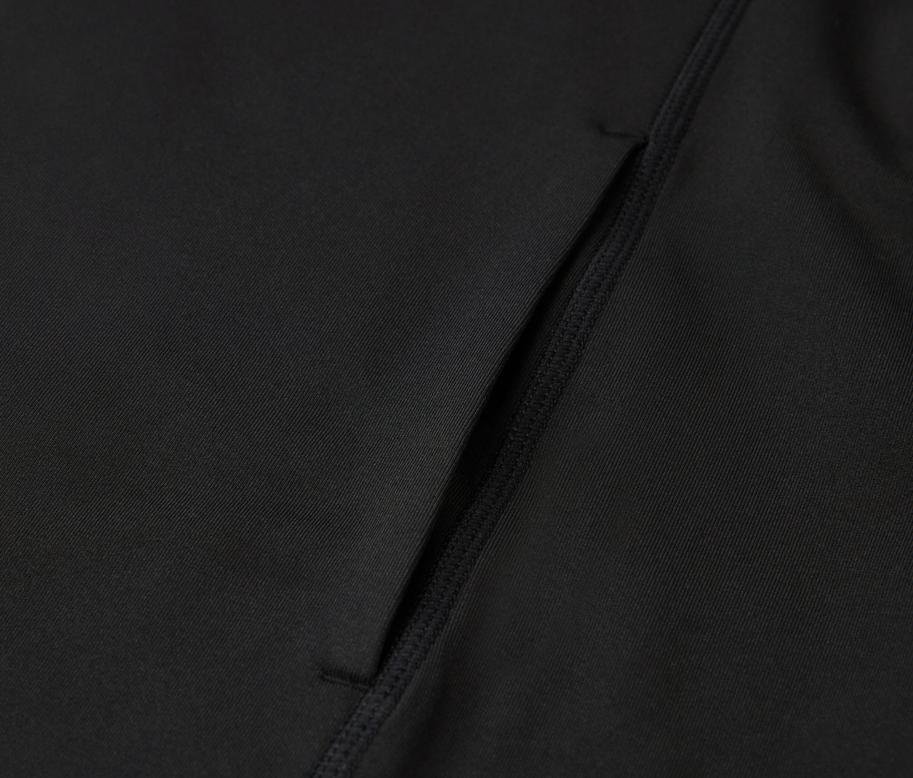 Fekete sportruházat részlete zsebbel.