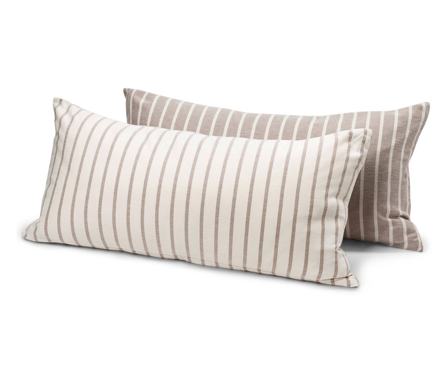 Két bézs és fehér csíkos, téglalap alakú párna.