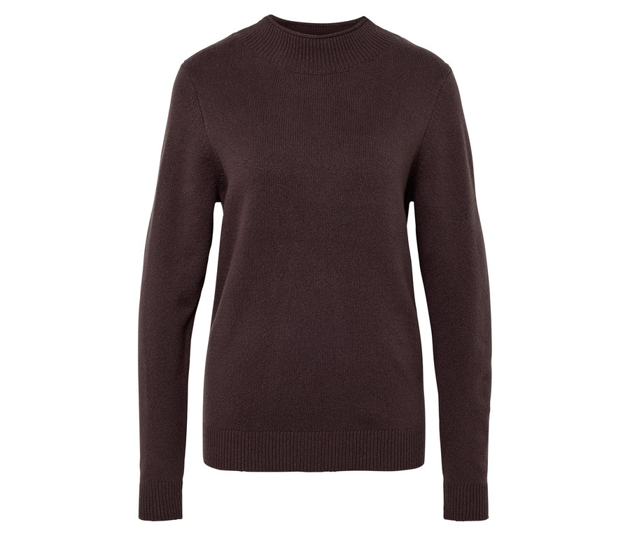 Egy barna garbós pulóver látható fehér háttér előtt.