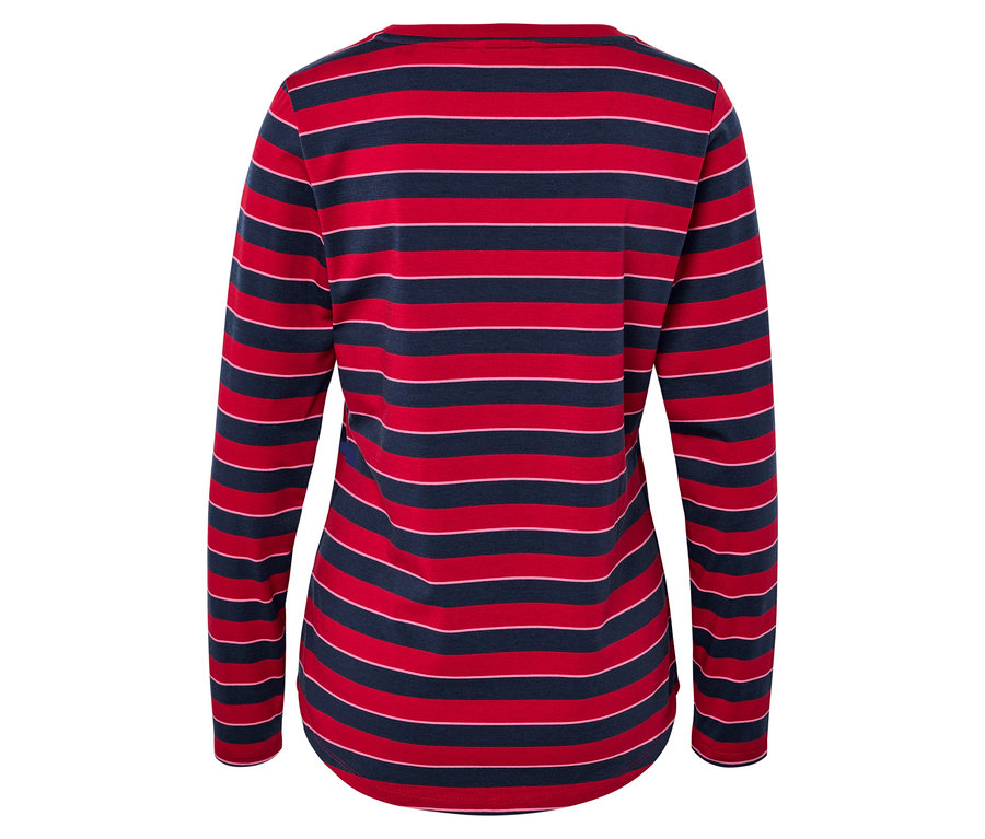 Hátulnézet egy piros-kék csíkos, hosszú ujjú pólóról.