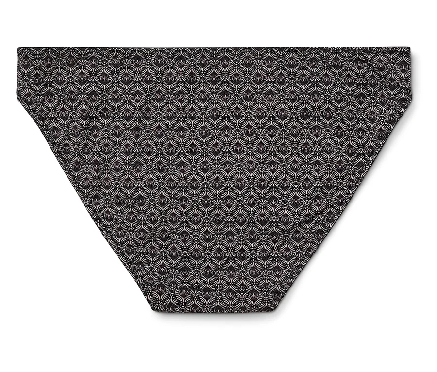Virágmintás bikini alsó fekete háttérrel.