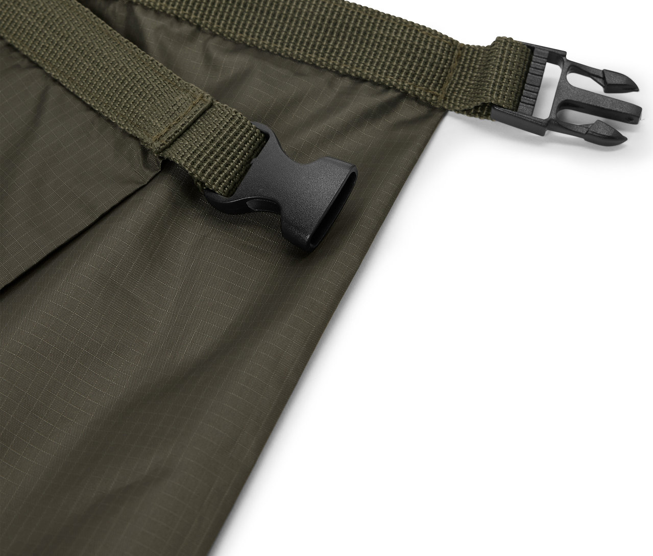 Egy olívazöld, vízálló zsák részlete, fekete csattal zárva.