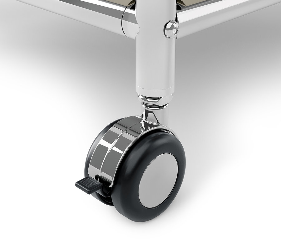 Egy krómozott kocsi kerekének részlete fekete fékkel.