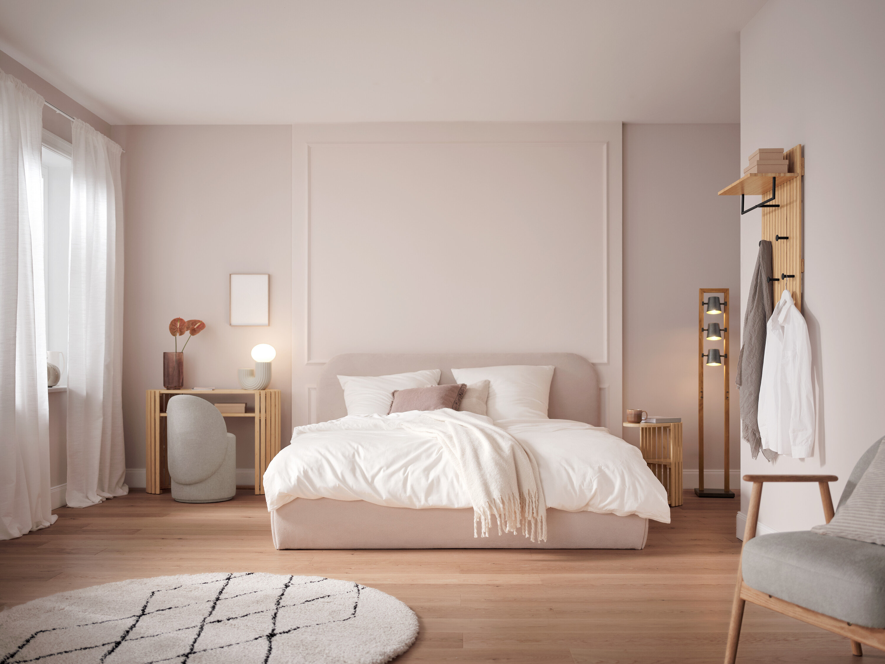 Hálószoba ággyal, fehér ágyneművel, asztallal, székkel és dekorációkkal.