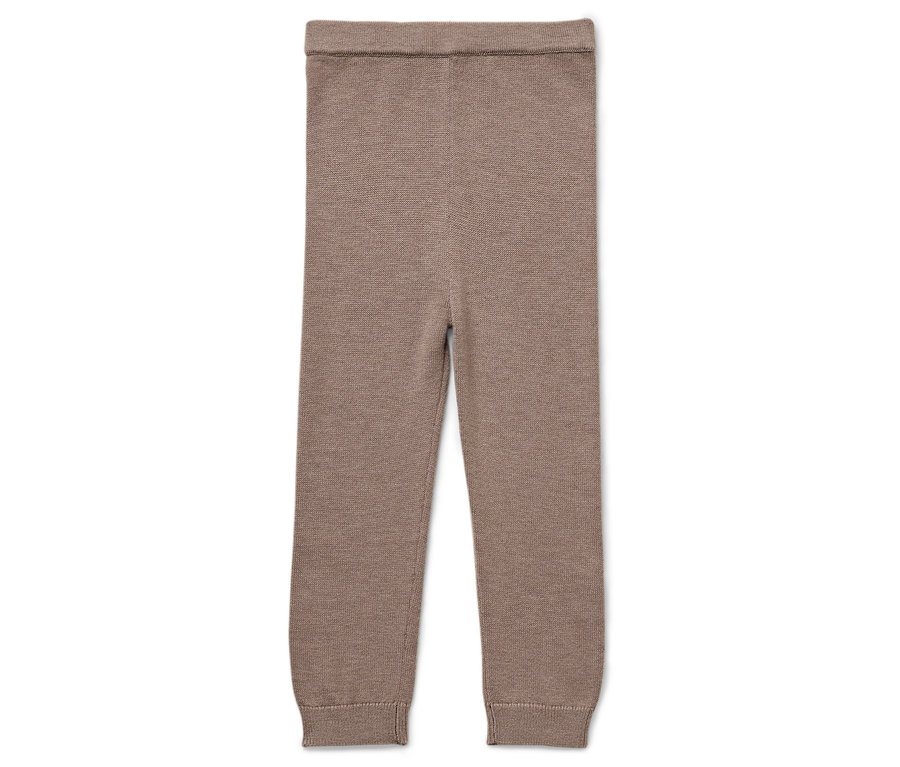 Barna kötött leggings fehér háttéren.