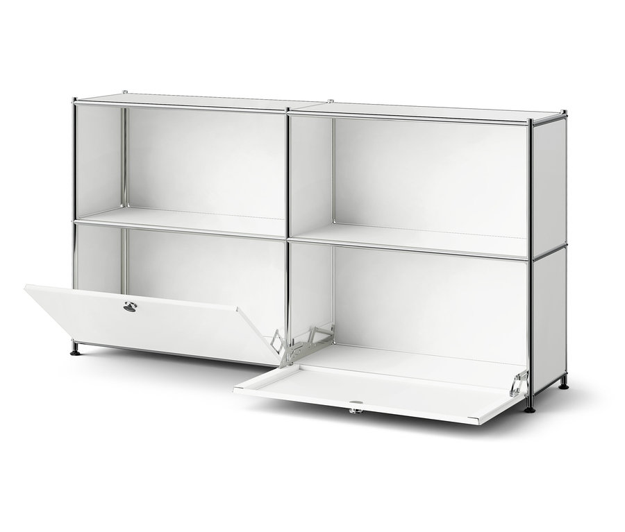 Fehér moduláris tárolórendszer két nyitott ajtóval.