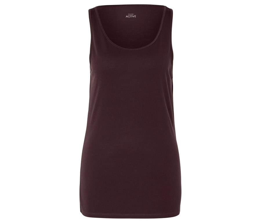 Egy sötétlila atléta fehér háttérrel.