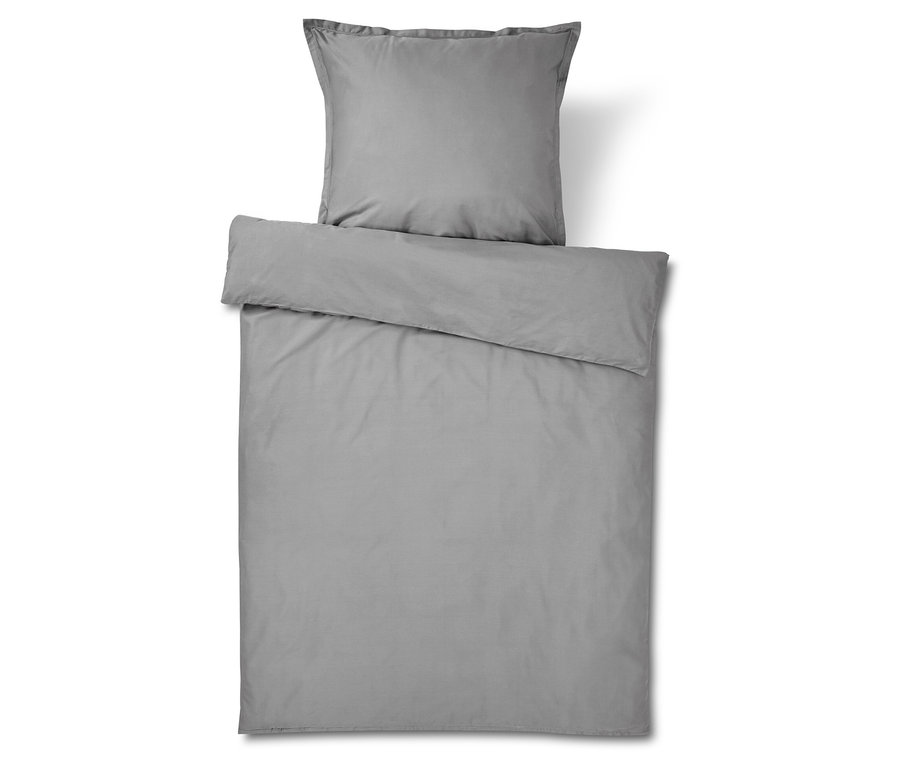 Szürke ágynemű párna- és paplanhuzattal.