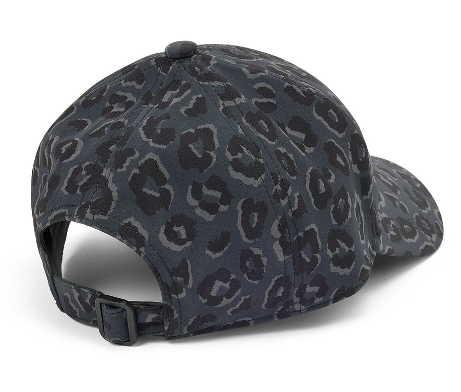 Egy sötétszürke és fekete állatmintás baseball sapka részlete.
