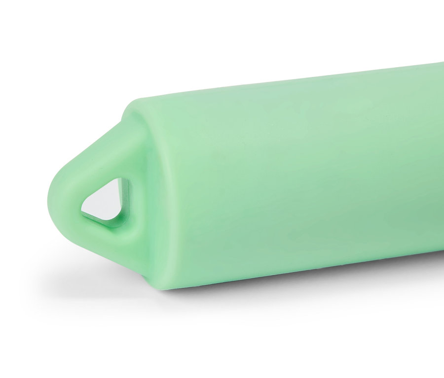 Egy világoszöld tárgy közeli képe, háromszög alakú nyílással az oldalán.