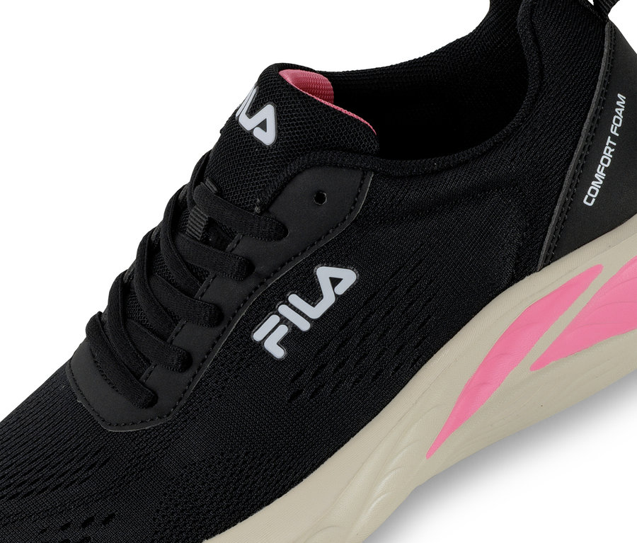 Egy fekete FILA Specctris női sneaker cipő közeli képe.