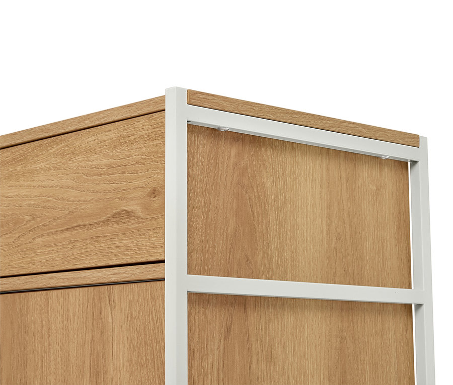 Egy világos fa furnérral és fehér fémvázzal rendelkező polc közeli képe.