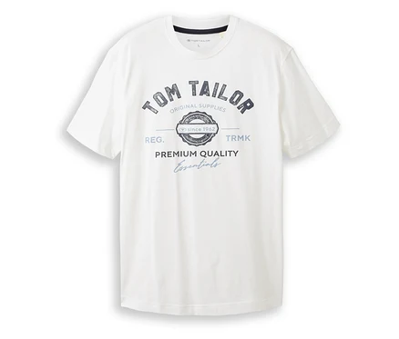 A fehér Tom Tailor logós pólón a márka logója és a „Premium Quality Essentials” felirat látható.