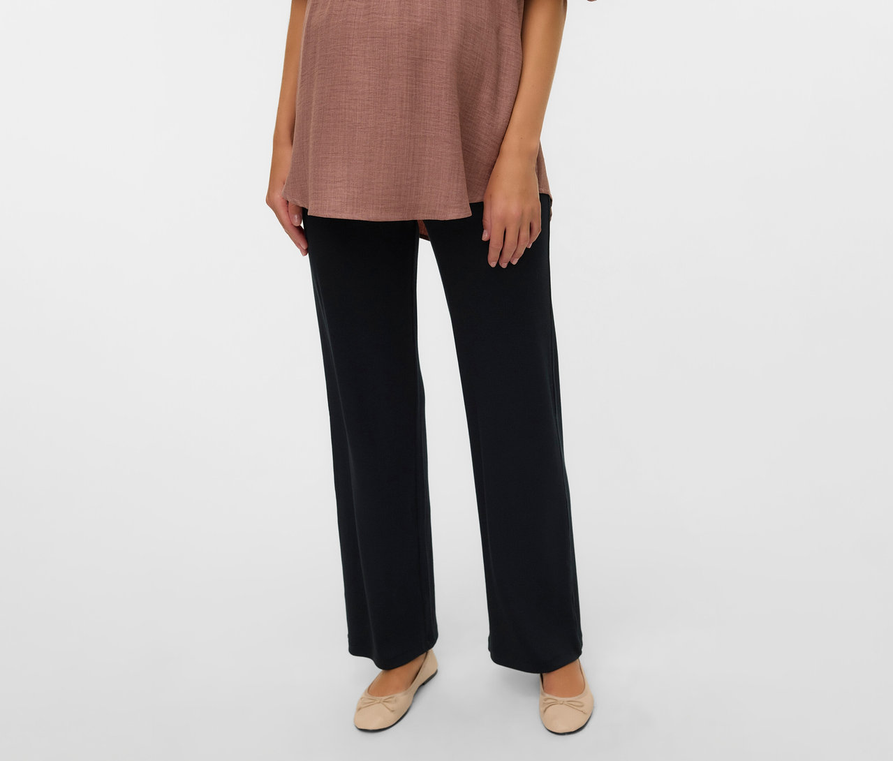 Nő visel barna felsőt és MAMALICIOUS kismama leggingset és bézs balerinacipőt.