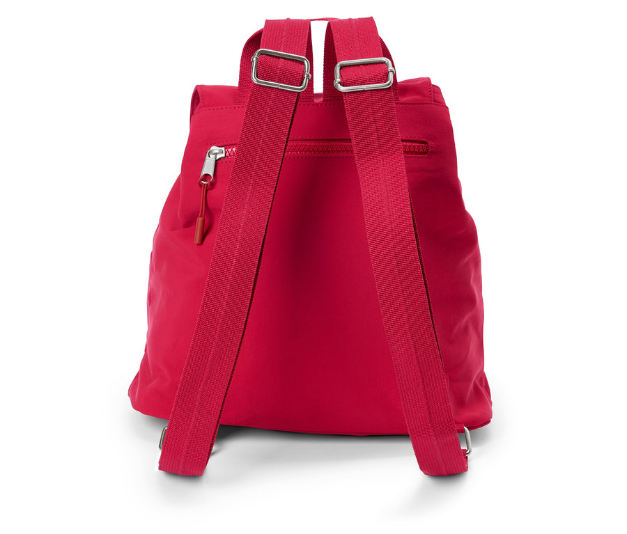 Piros hátizsák hátulnézete állítható pántokkal és ezüst csatokkal.