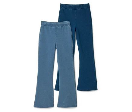 Két trapézszabású jeggings gyerekeknek, egy világoskék és egy sötétkék, átfedésben fekszik fehér háttéren.