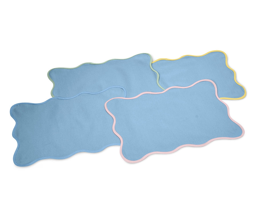 Négy világoskék mosdókendő hullámos széllel kék, zöld, sárga és rózsaszín színekben egymáson.