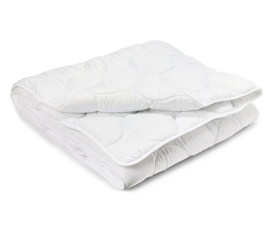 Egy összehajtott, normál méretű, kifőzhető steppelt paplan fekszik egy fehér háttéren.